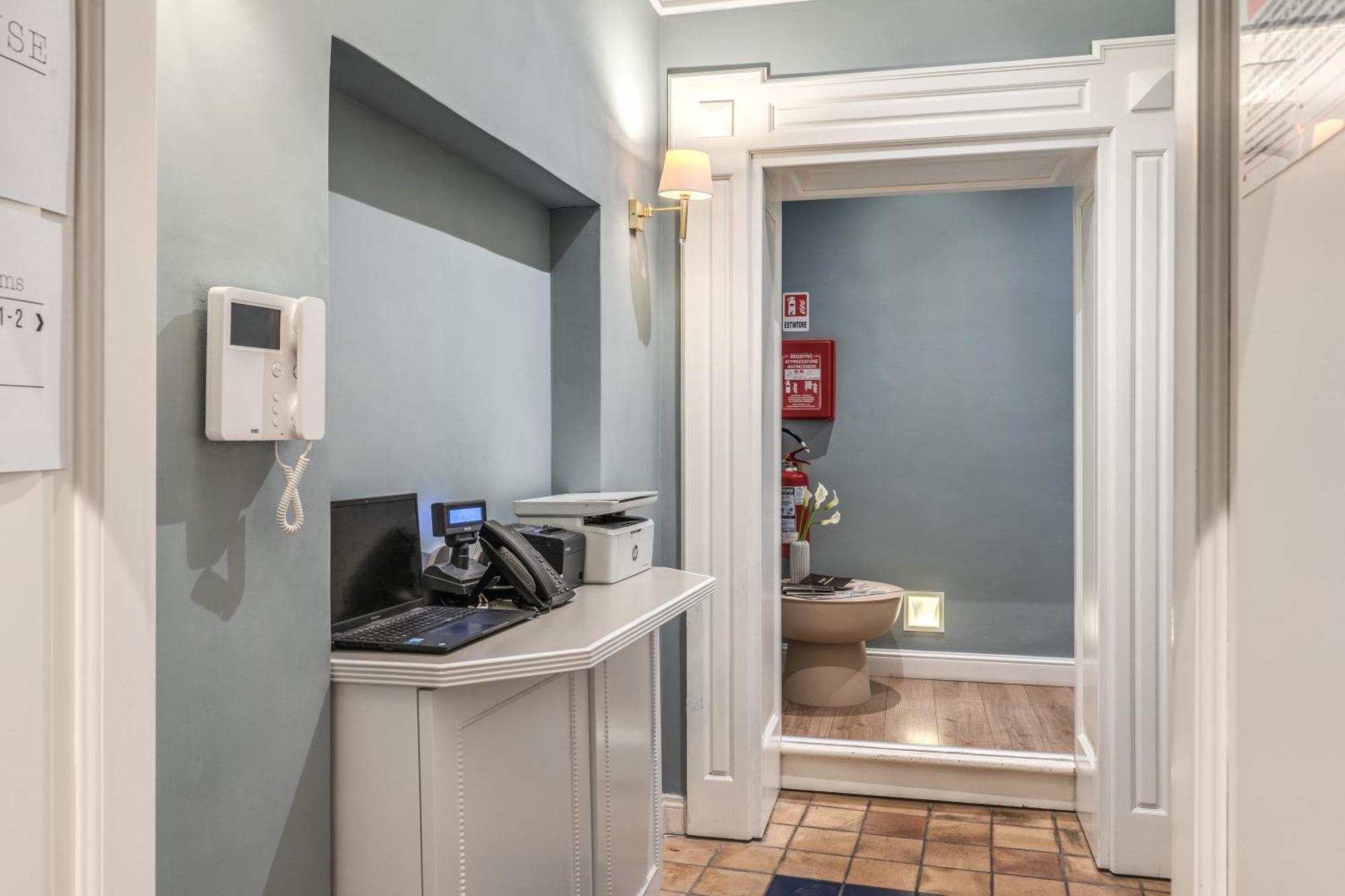 Townhouse Condotti 29 Rome Bagian luar foto